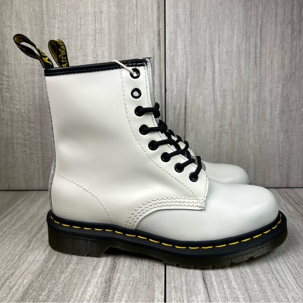 NEW Dr. Martens Docs 11822 Classic Smooth White Leather Combat Boot Women Size 6